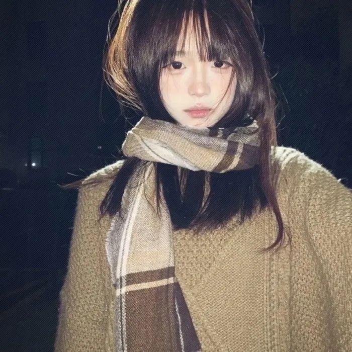 她在这里